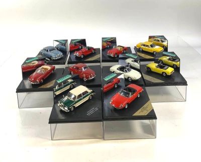 de nombreuses maquettes de voitures exposées dans une vitrine