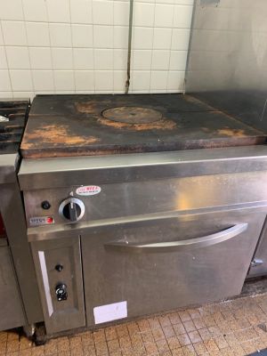 une image d'une cuisine commerciale avec une cuisinière et un four