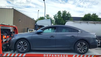 une voiture à l'arrière d'une dépanneuse à plateau