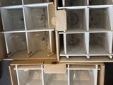 de nombreuses boîtes vides empilées les unes sur les autres