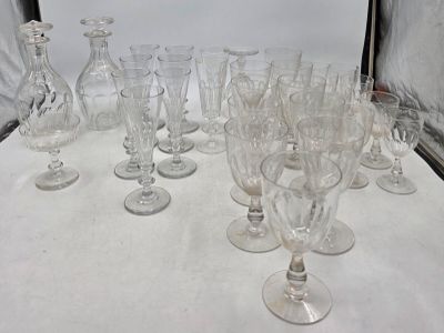 un grand nombre de verres à vin posés sur une table