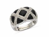 gros plan d'une bague avec des diamants sur fond blanc