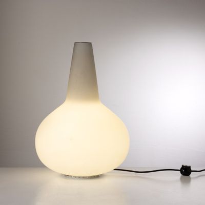 une lampe posée sur une table à côté d'une lampe