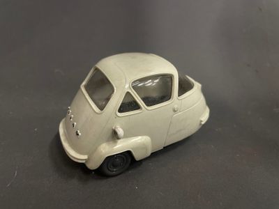 une petite voiture jouet posée sur une table