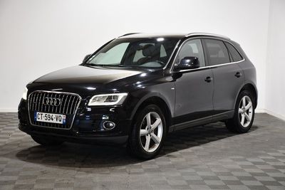 une photo d'un SUV Audi noir garé dans une pièce