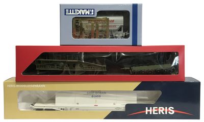 deux boîtes contenant chacune une maquette de train et une autre maquette de train