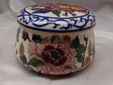 une boîte blanche et bleue ornée d'un motif floral