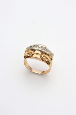 gros plan d'une bague en or avec des diamants sur fond blanc