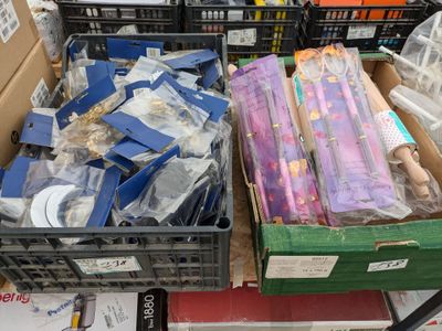 de nombreuses boîtes de papier toilette et d'autres articles dans le magasin