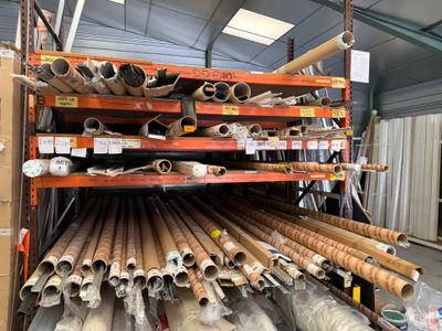 de nombreux rouleaux de bois sur les étagères de l'entrepôt