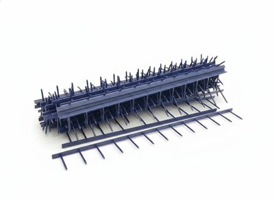un tas de pointes en plastique bleu sur une surface blanche