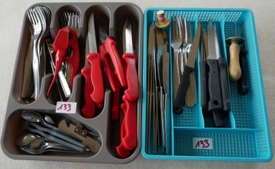 un plateau contenant des ustensiles, des couteaux et des cuillères