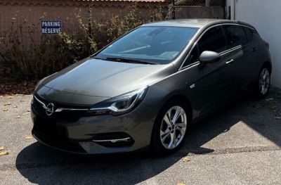la photo d'une voiture noire garée dans un parking