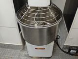 un mixeur posé par terre dans la cuisine