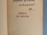 un livre ouvert sur lequel figure une citation écrite à la main