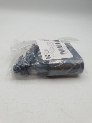 un téléphone portable emballé dans un sac en plastique, posé sur une table