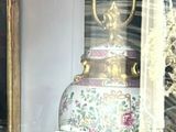 un grand vase dans la vitrine d'un magasin