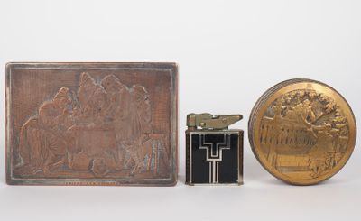 Deux différentes boîtes en métal argenté à décor de personna… - Photo 1