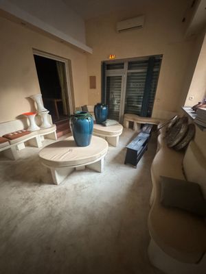 un grand vase bleu posé sur une table blanche dans un salon