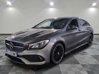 la mercedes cla est garée sur un sol en damier