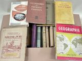 Plusieurs livres sont empilés les uns sur les autres dans une boîte en carton
