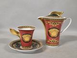 deux tasses et soucoupes ornées de motifs dorés et rouges