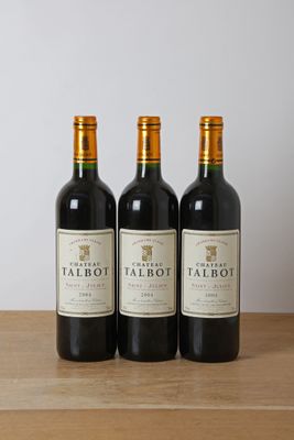 trois bouteilles de vin rouge posées sur une table en bois