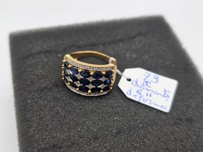 Gros plan sur une bague portant une étiquette