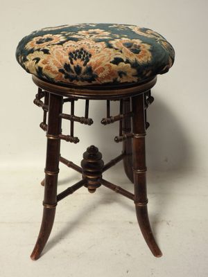 une image représentant un petit tabouret dont l'assise est recouverte d'un tissu à motifs floraux