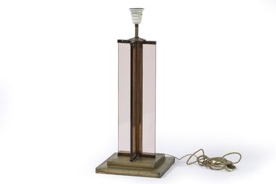 l'image d'une lampe posée sur une table