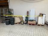 une pièce où il y a beaucoup de cartons et d'autres objets
