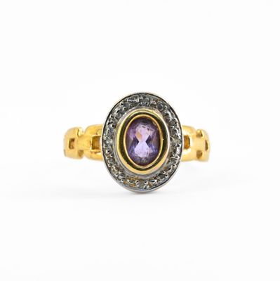 une bague en or jaune sertie d'une amethoralite ovale et de diamants