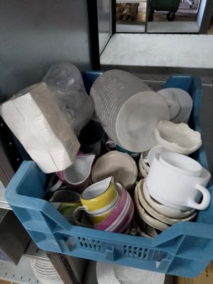 un bac bleu rempli d'assiettes et de tasses dans une cuisine