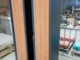 une photo d'une grande armoire de rangement dans un entrepôt