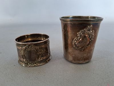 deux tasses en argent posées l'une à côté de l'autre sur une table