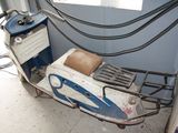 un petit scooter garé dans un garage
