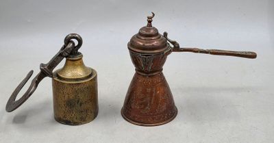 deux types différents de café moulu posés sur une table