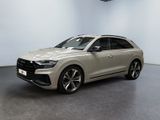 un SUV Audi blanc garé dans un showroom