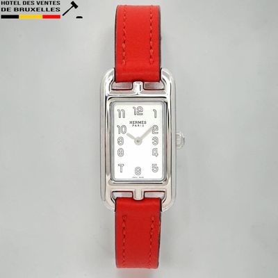 une photo d'une montre à bracelet en cuir rouge et à cadran carré