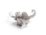 une image représentant une broche en argent ornée d'une fleur