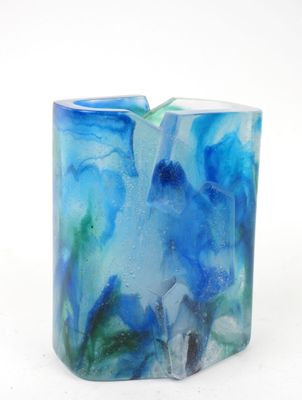 une bougie bleue et verte posée sur une table