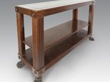 une console ancienne en bois avec un plateau en marbre