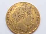 une pièce d'or ornée d'une tête de femme