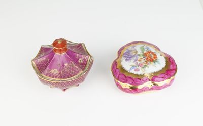 une paire de petites boîtes roses et dorées ornées de motifs floraux