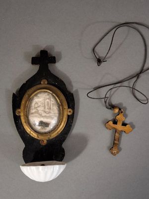 une petite horloge et une clé posées sur une table
