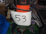 une machine sur laquelle est apposée une pancarte indiquant « 53 »