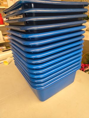 une pile de plateaux bleus posée sur une table