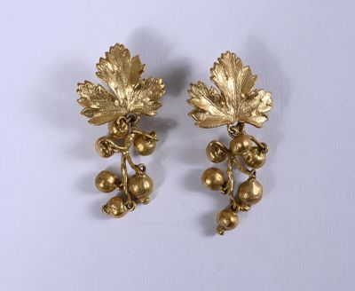 paire de feuilles et de baies plaquées or sur fond blanc