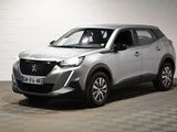 Le SUV argenté est garé dans le garage, sur un sol à damier.