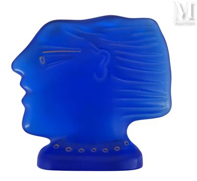 une sculpture en verre bleu représentant une tête d'homme sur fond blanc